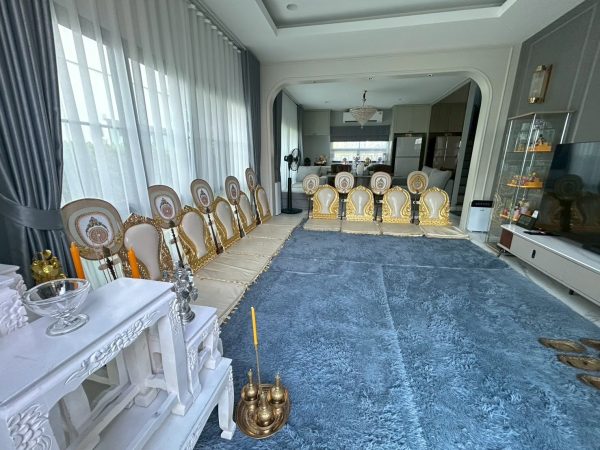 พรมสีเทาเข้ม